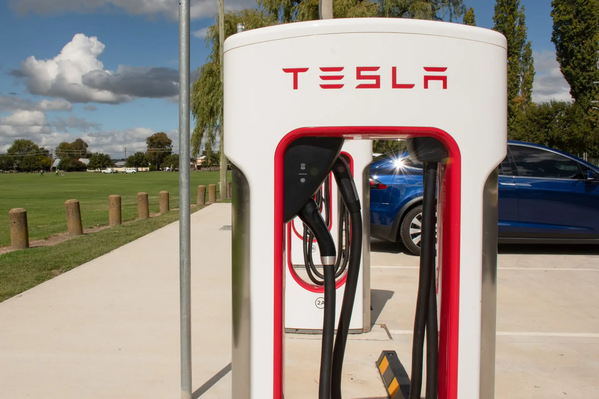 Read more about the article Tesla’s NACS Connector Gains Momentum as a De Facto EV Charging Standard